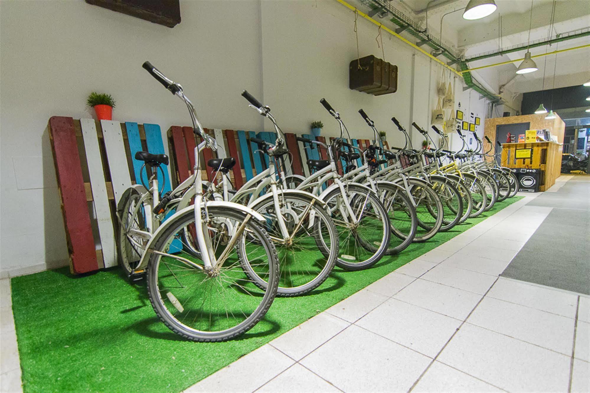 Хостел Bed & Bike Барселона Екстер'єр фото